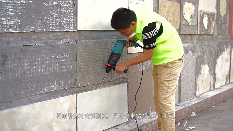 铺地暖的地砖非要刷瓷砖背胶吗,师傅说地砖刷背胶