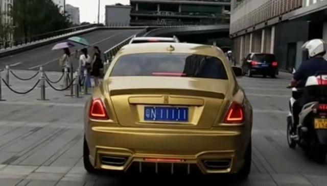 劳斯莱斯车牌都是金色的,牌照88888的劳斯莱斯有多贵