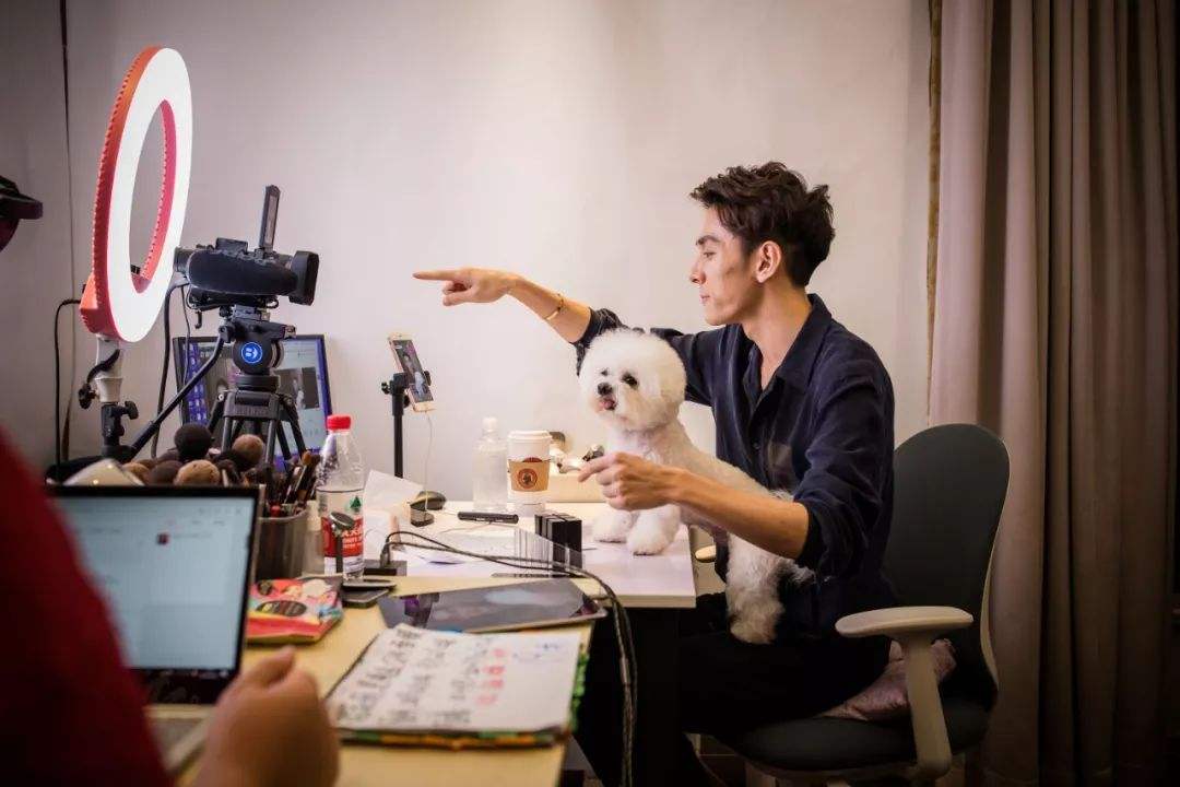 李佳琦直播被圈内人评价,李佳琦直播被百雀羚放鸽子视频