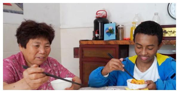 11年前,浙江农村奶奶收养了一个黑人小孩巴比,后来他怎么样了?