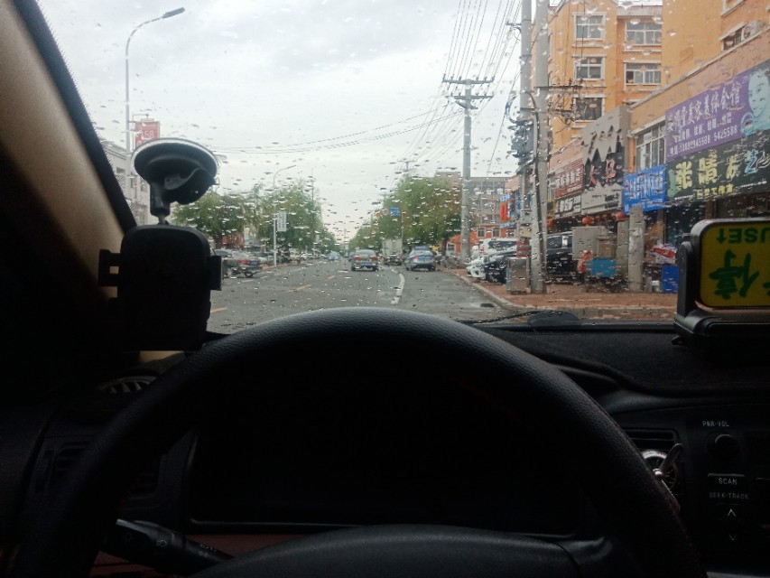 辽西小城一个普通中年男人，开始一天不为人知的出租车司机工作