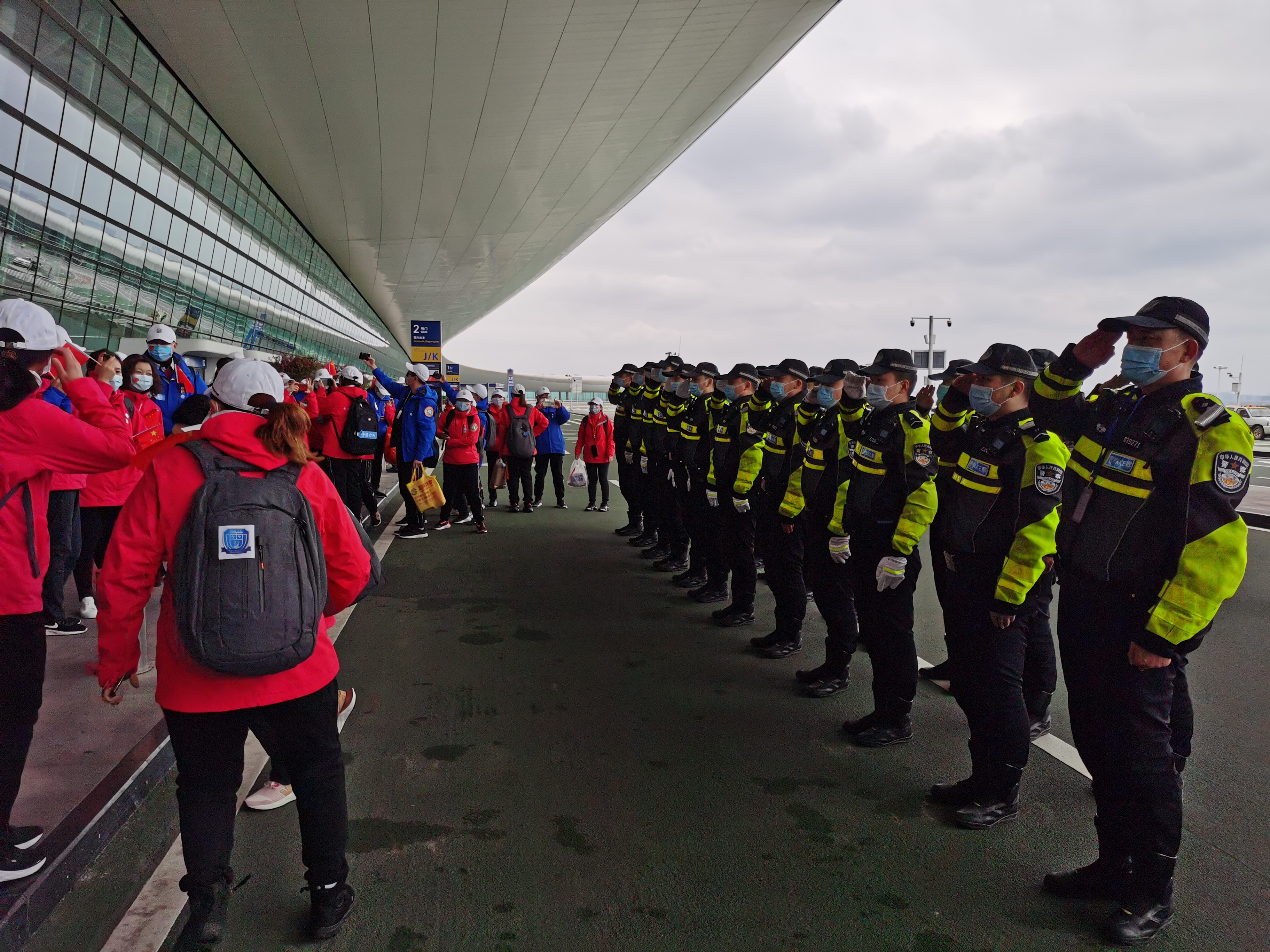 武汉交警最高礼仪护送视频,武汉铁骑开道最高礼遇