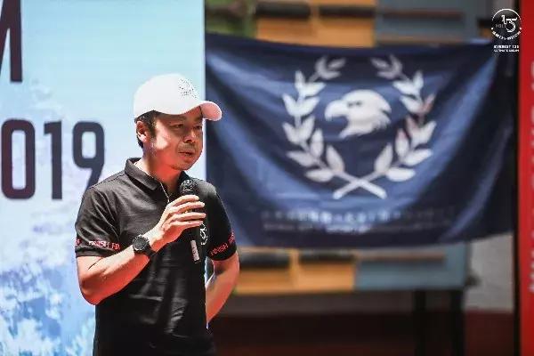 历经几十年登上珠穆朗玛峰的人,一群普通人攀登珠峰的故事