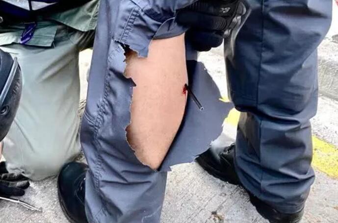 香港暴徒闯下大祸,疯狂投掷千枚*烧弹燃**,警方装甲车燃起熊熊大火