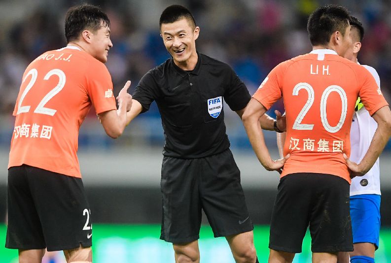 傅明吹罚越位犯规原视频,裁判这球到底算不算进球