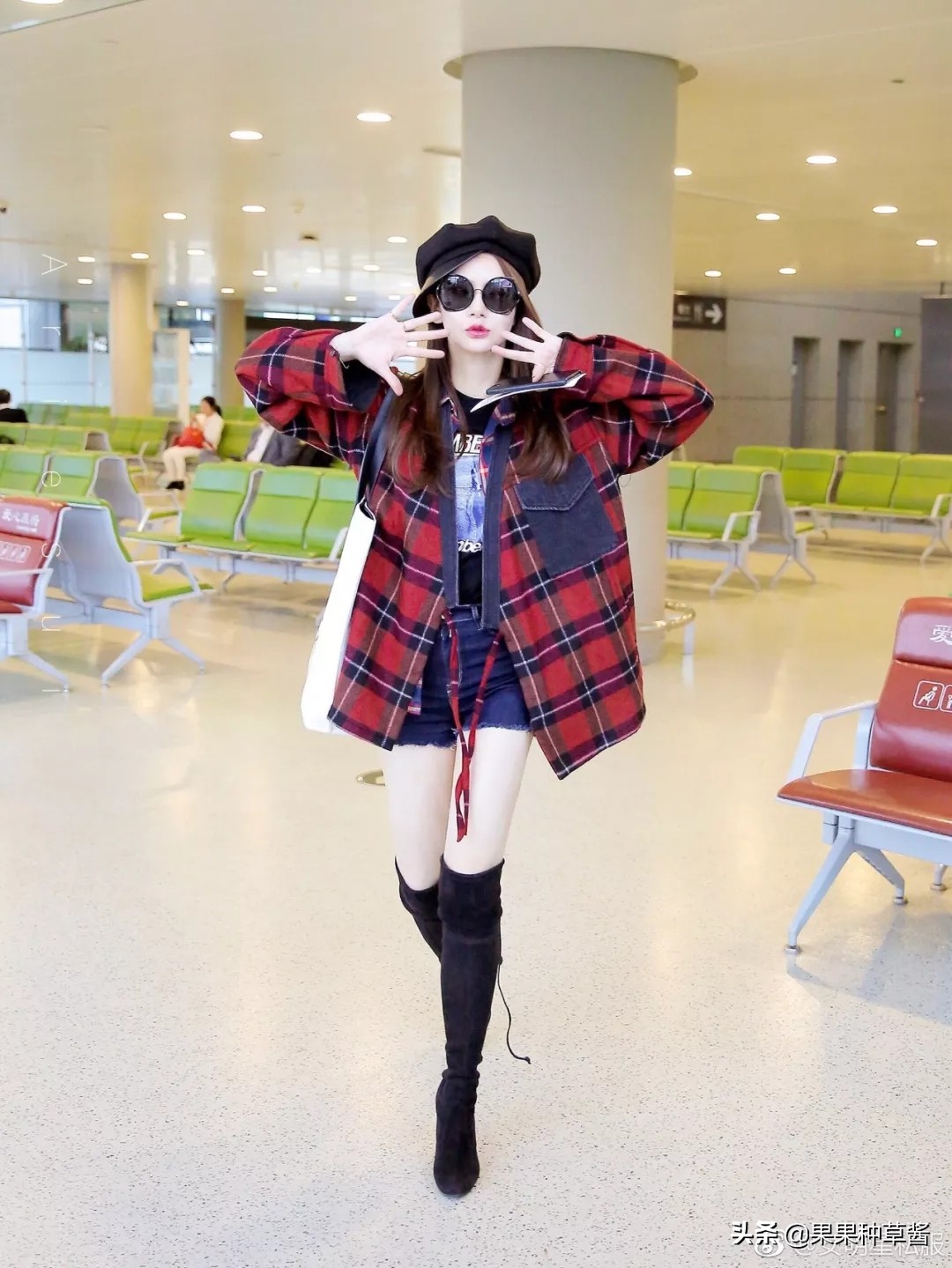 杨幂黑色字母袜王牌对王牌,杨幂格子衫高筒靴秀逆天长腿