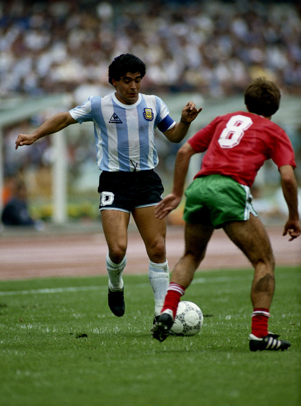 足球哪个队穿的红衣黑裤,足球场上红衣绿裤