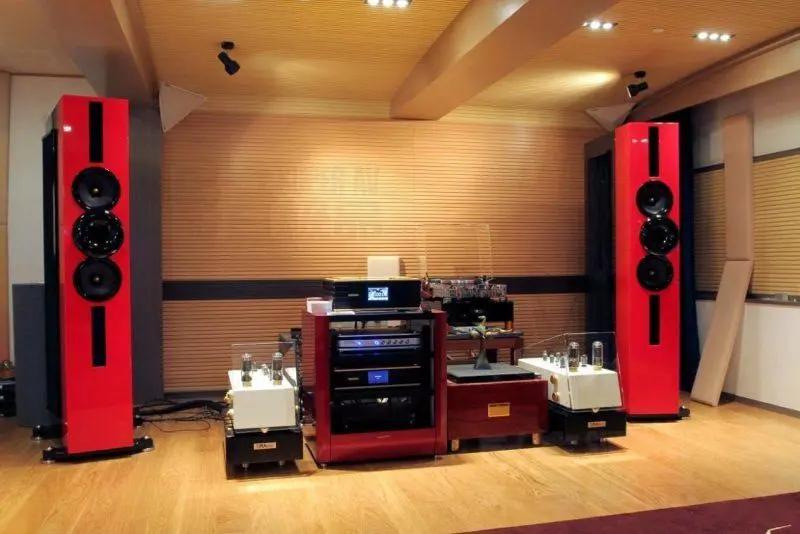 这只“火鸟”是白色的，CessaroFirebird扬声器