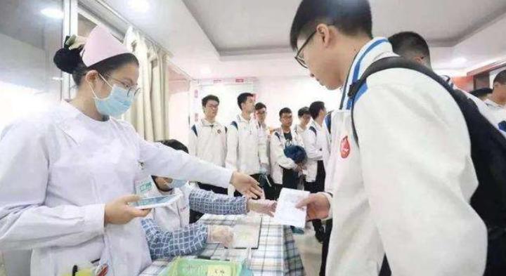 传闻高考体检要“*光脱**衣服”,是真的吗?体检有哪些注意事项?