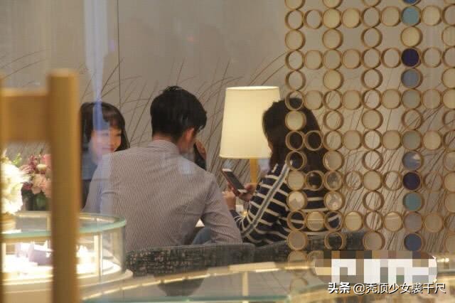 赌王女儿何超琼和一个女闺蜜逛街,何超盈与赌王女儿对视