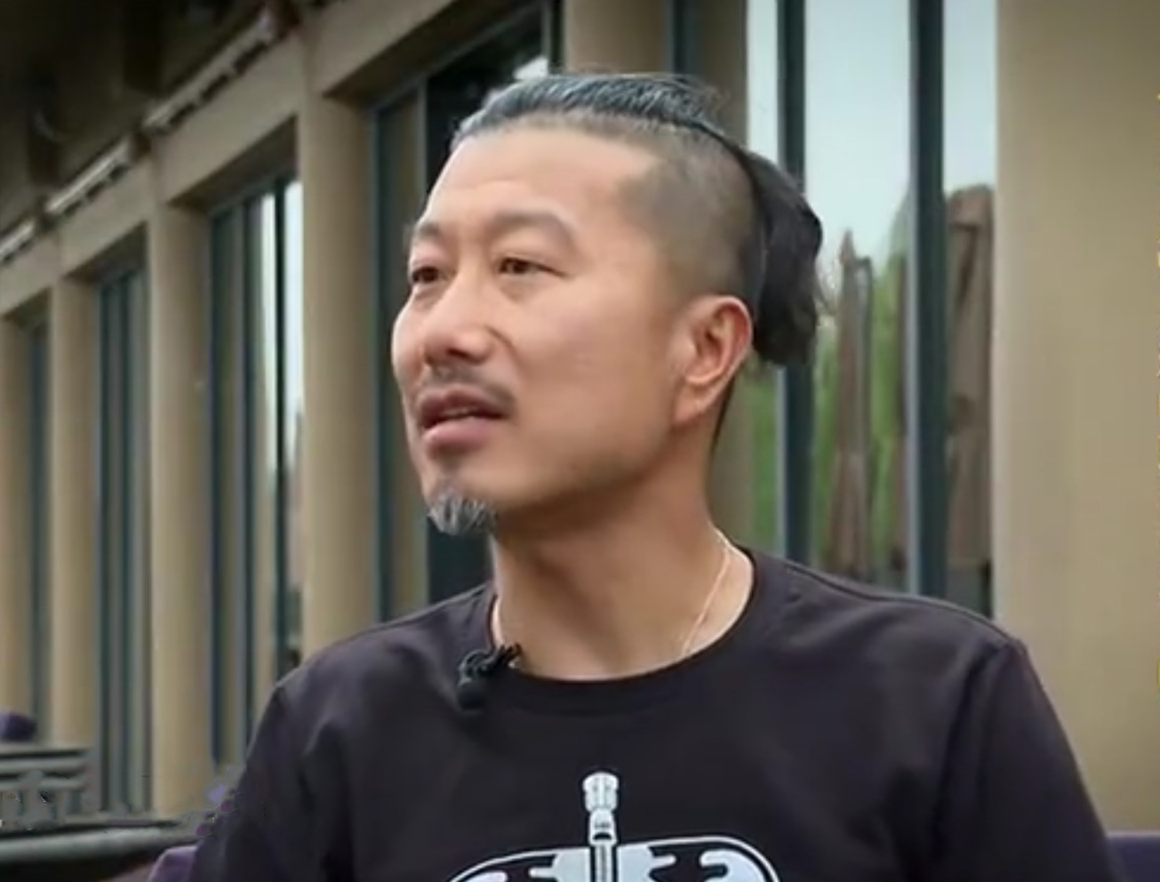 《装台》“拐的”扮演者：记者出身，辞职北漂当演员，脸熟人不红