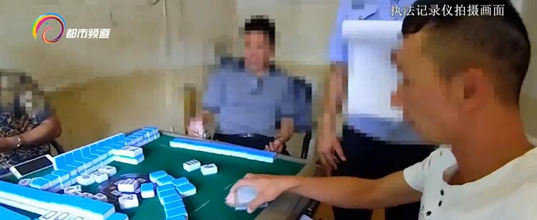 二十四个人分六桌在打麻将，用红黄蓝三种颜色的卡片代替现金赌博