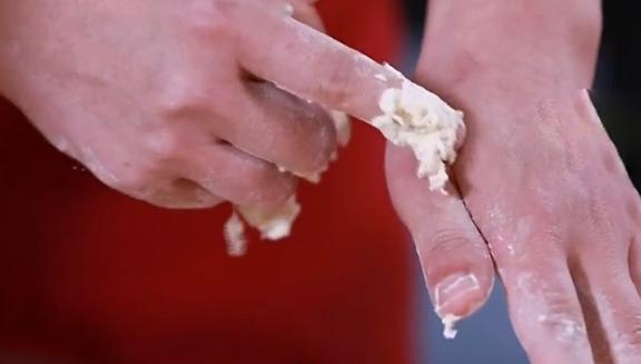 和面不粘手方法,和面不粘手技巧