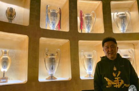 ac米兰标志性开场球迷助威,AC米兰新援德斯特