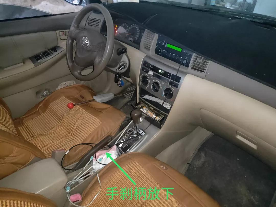 比亚迪f3更换后轮毂刹车片方法,2013丰田花冠后刹车片怎么拆