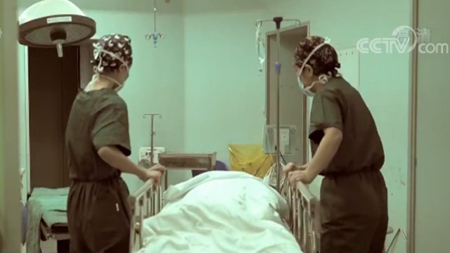 心痛！17岁女孩被同学殴打两小时没人制止，最后从宿舍四楼一跃而下...