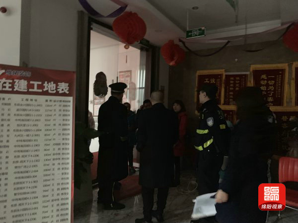 钱付了装修公司拖着不装,钱付了装修公司一直不完工