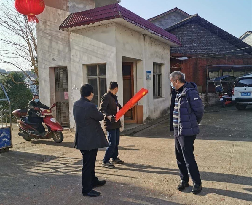 驻村扶贫工作队防疫第一线,法警大队的干警防疫一线