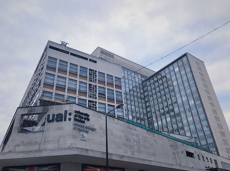 鍦ㄧ編鏈鏍″嵈涓嶅缇庢湳,浼﹁壓涓婂