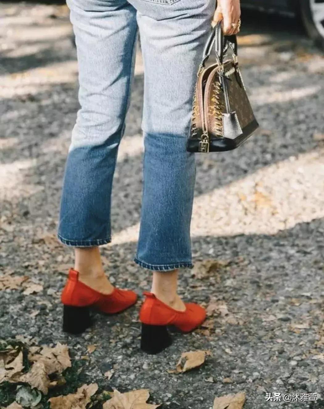 穿红色衣服红色鞋子,红色芭蕾单鞋配牛仔裤