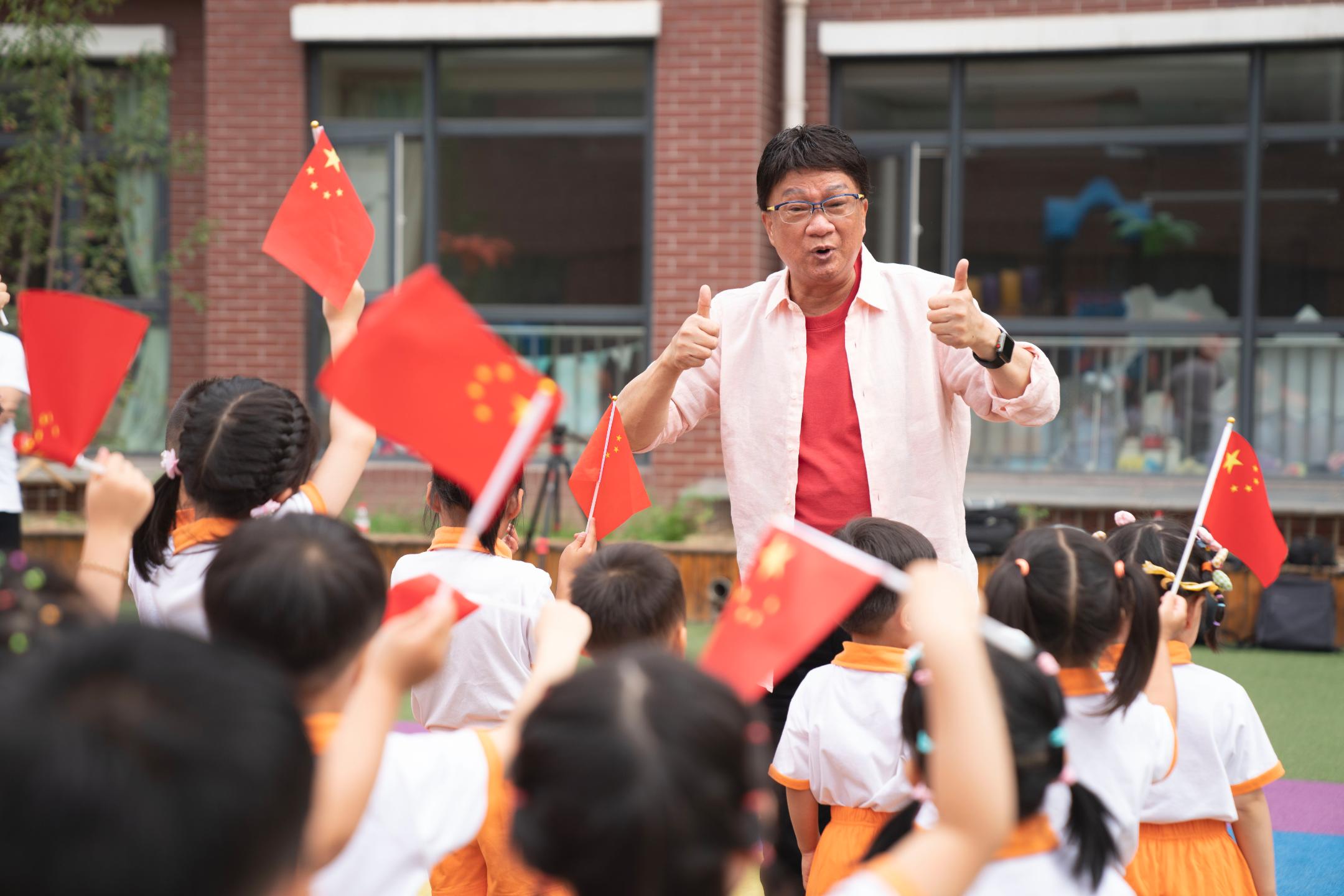 歌颂*党**恩，礼赞百年华诞——徐小明献唱《中国红心》