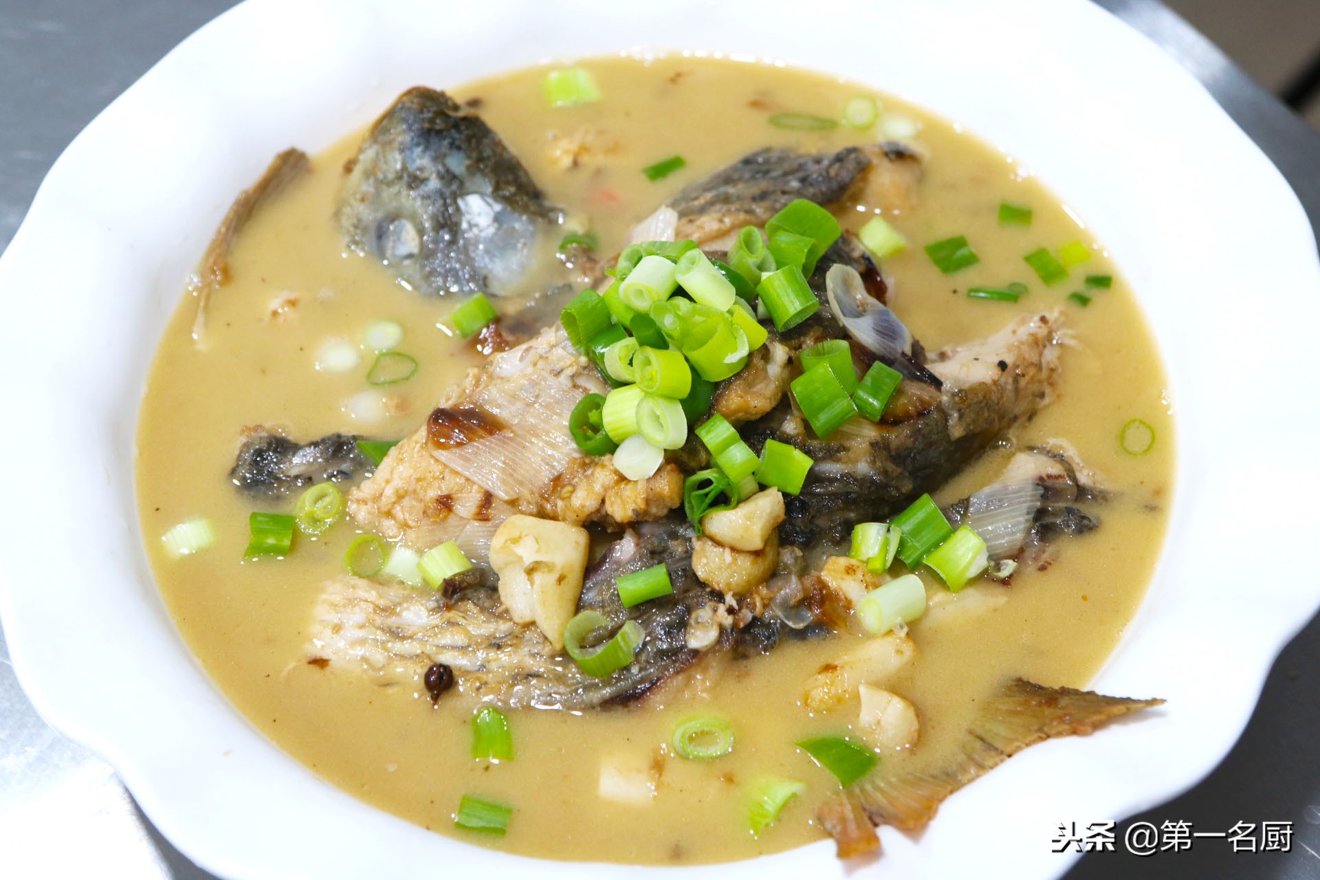 大厨分享煎焖鲤鱼家常做法,不腥不腻,肉质鲜嫩,学会在家轻松做