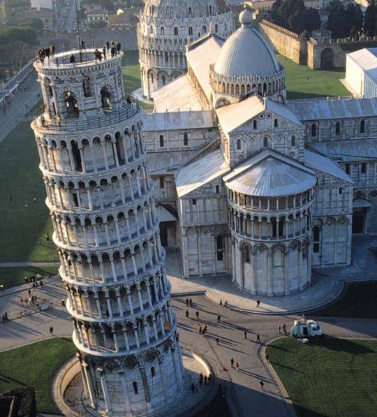 比萨斜塔为何倾斜不倒塌,比萨斜塔扶正需要4千年吗
