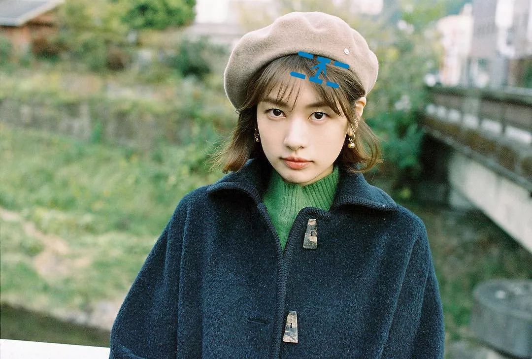 圆脸有刘海戴帽子怎么戴,圆脸怎样戴帽子好看