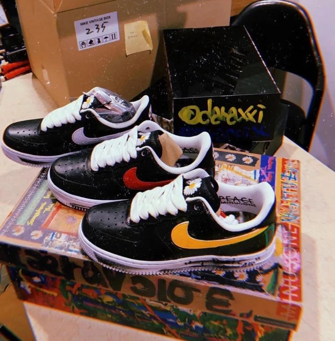 易烊千玺买权志龙同款鞋,易烊千玺助理权志龙鞋