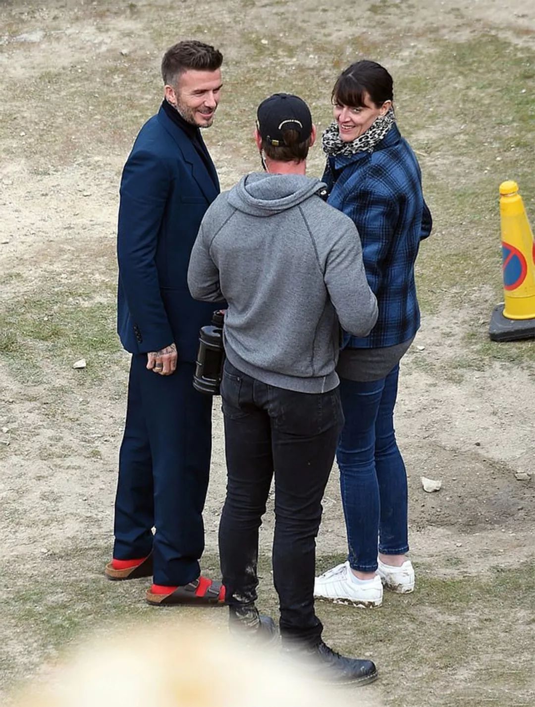 贝克汉姆上街穿搭,年轻时贝克汉姆西装帅气