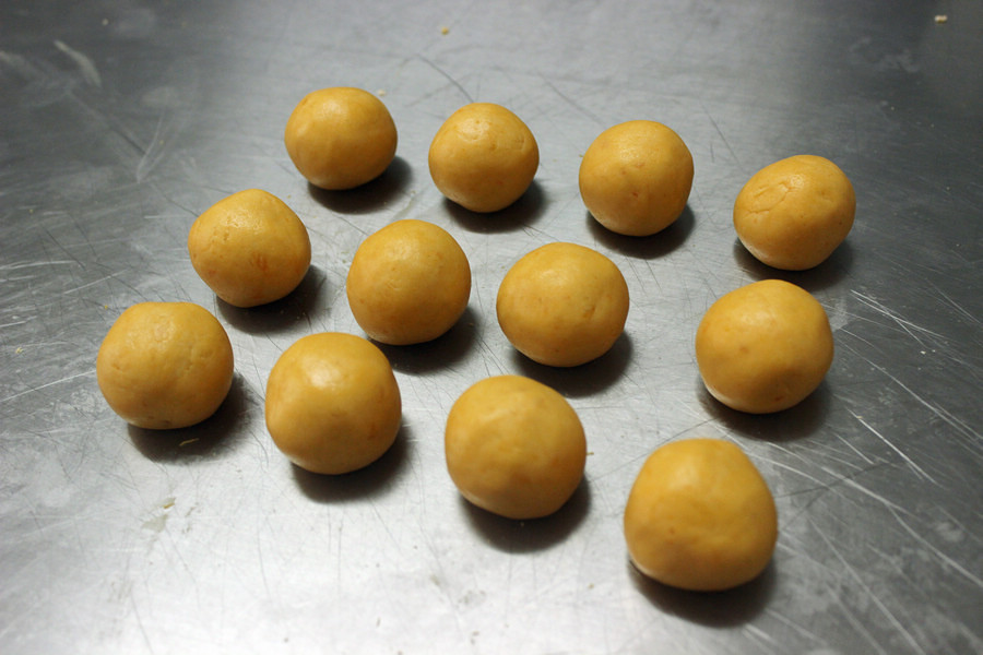 为啥我炸的丸子发黑,用面炸的丸子怎么不酥脆呢