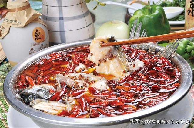 全靠8根钢柱支撑的玻璃栈道你敢挑战吗？保定狼牙山泽疆公寓酒店