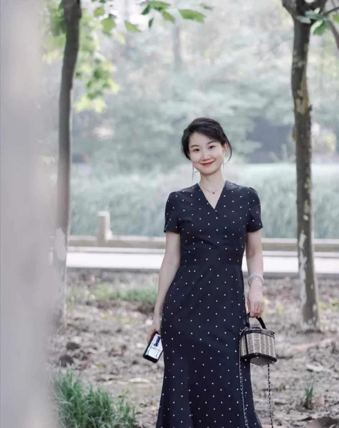 黑色裙子搭什么颜色的腰带,黑色裙子穿什么颜色裤袜好看