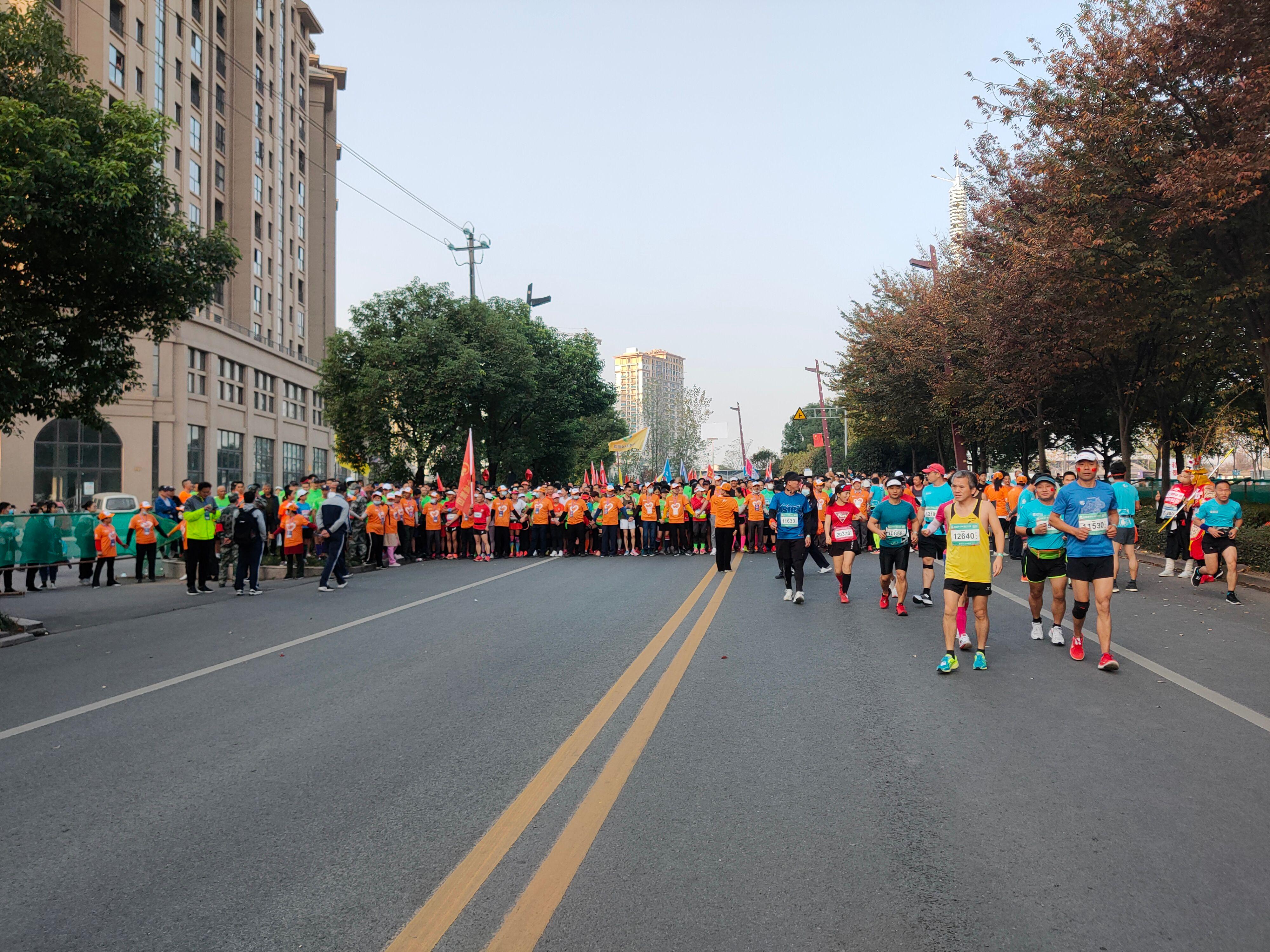 首个全马2022年超燃视频,横店马拉松2023全马颁奖直播