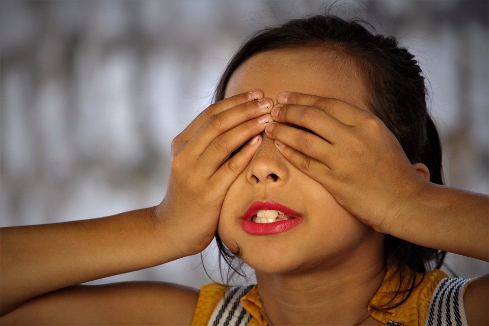 小女孩遭遇怪叔叔被妈妈发现,小女孩被怪叔叔吓哭了