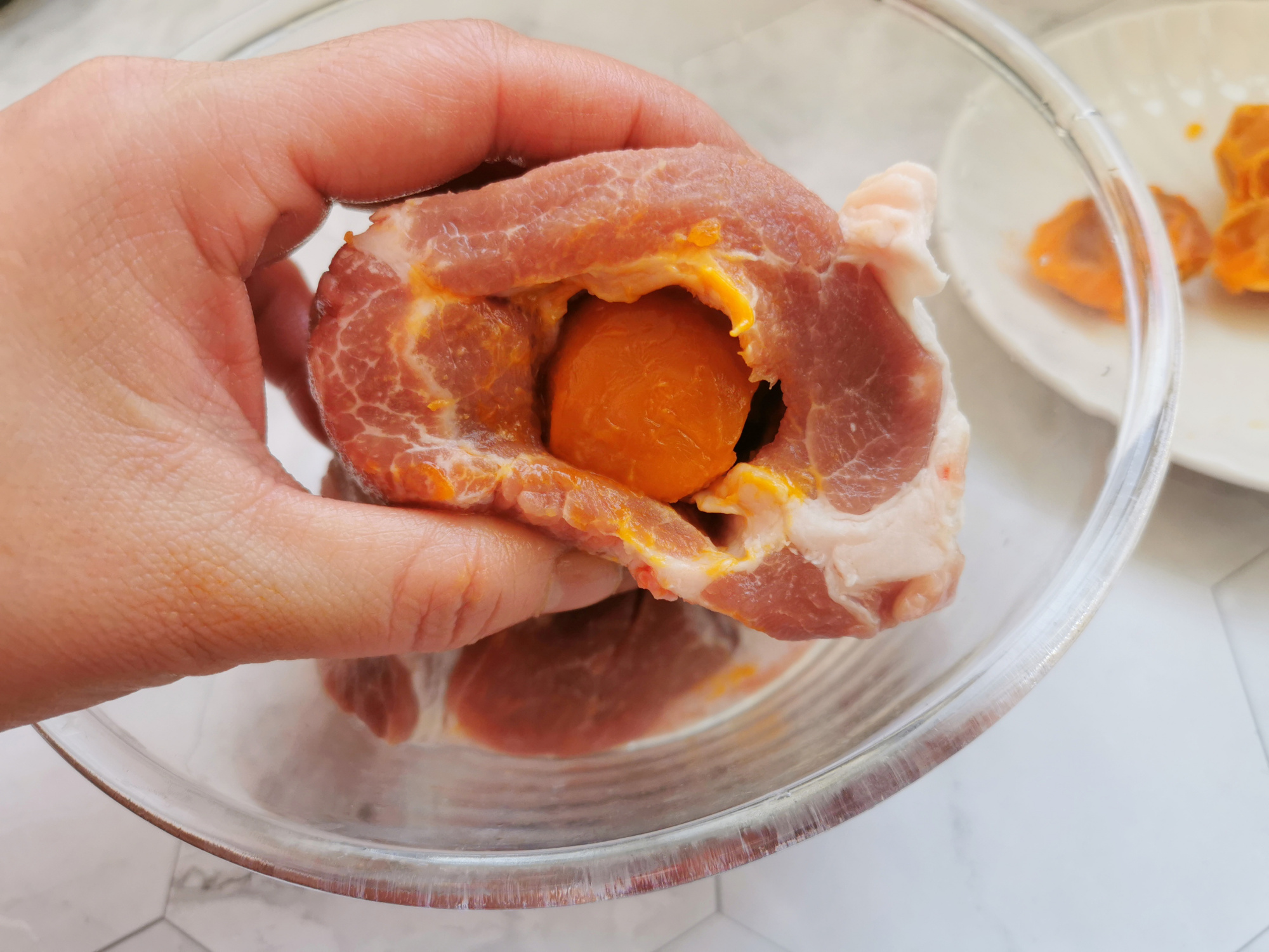 叉烧肉里的咸蛋黄怎么放进去的,挂炉港式咸蛋黄叉烧肉的正宗做法