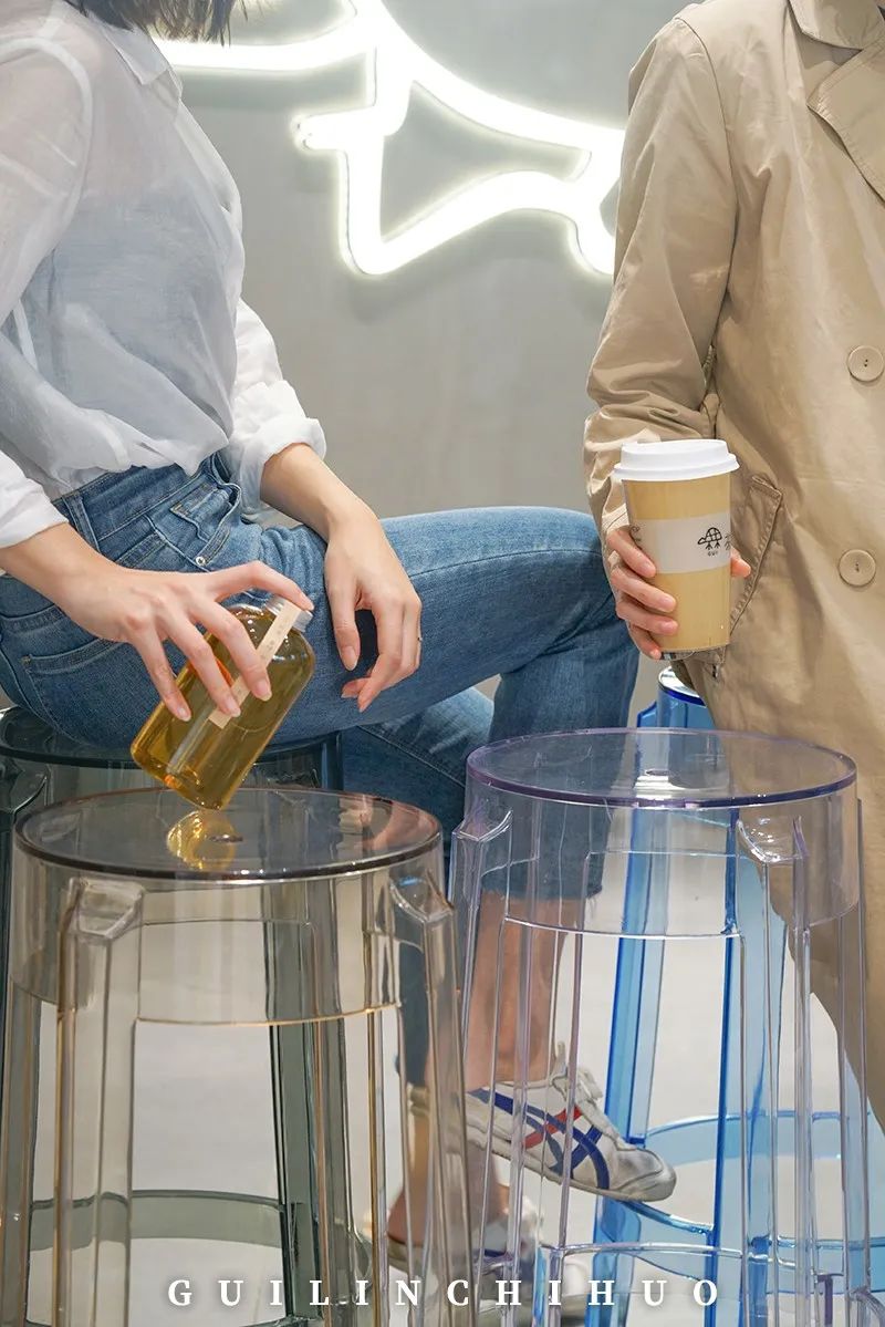 桂林奶茶店探店拍照,性冷淡风奶茶店拍照墙布置