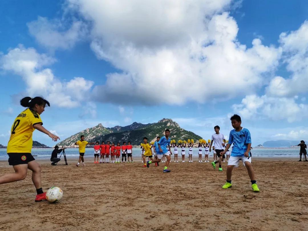 @张一山，霞浦大京沙滩展开一场精彩的足球比赛