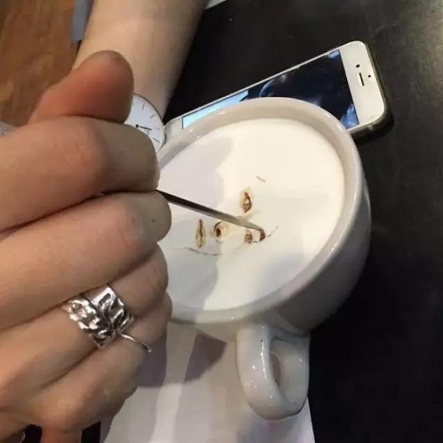 他把梵高的名画装进一杯咖啡，竟然撩到10万迷妹