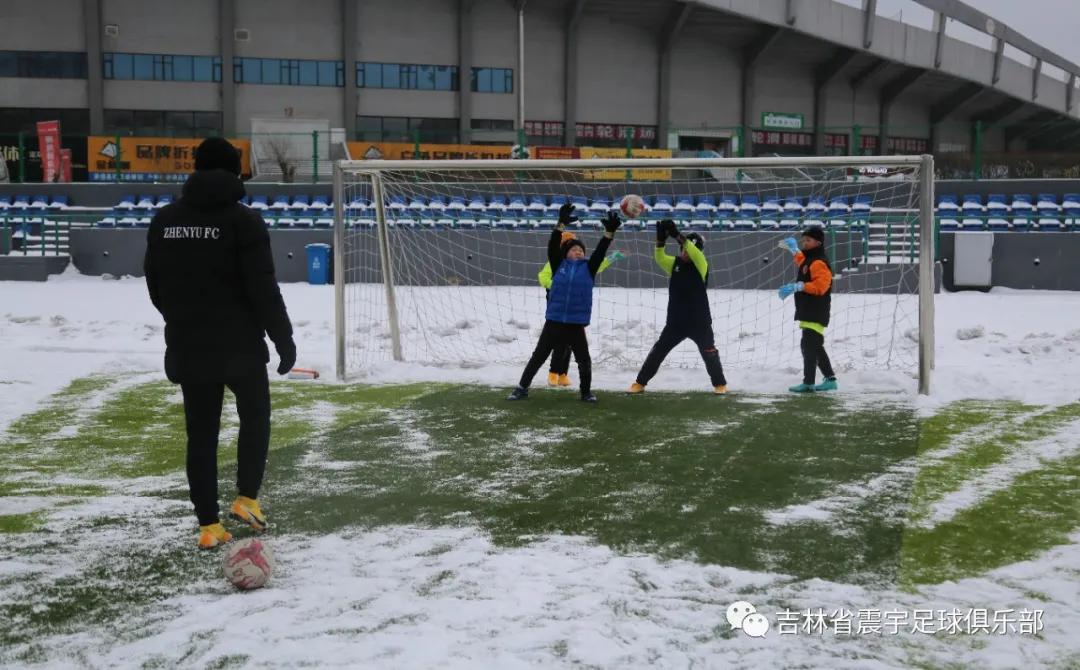 雪地快乐踢球,冰天雪地足球