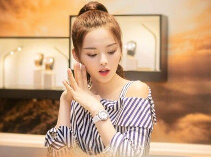 老公买块表，却被女员工骚扰，我勒个去，我直接上手撕