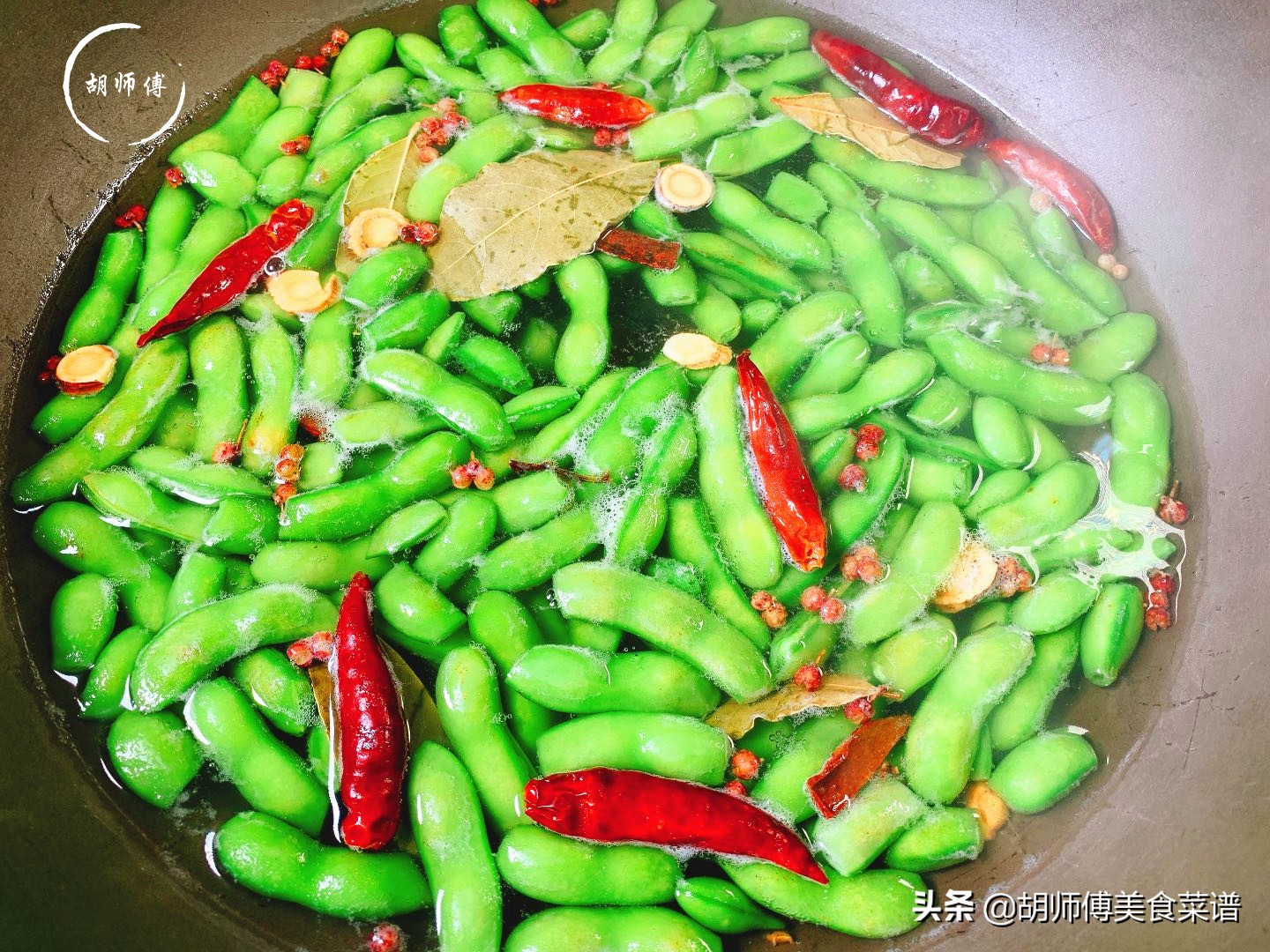 为啥酒店煮的毛豆翠绿又入味？56岁大厨说：煮之前，这2步不能少