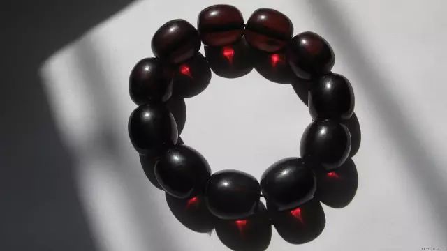 黑蜜蜡手串价格多少钱一克,最贵橘红色蜜蜡多少钱一克