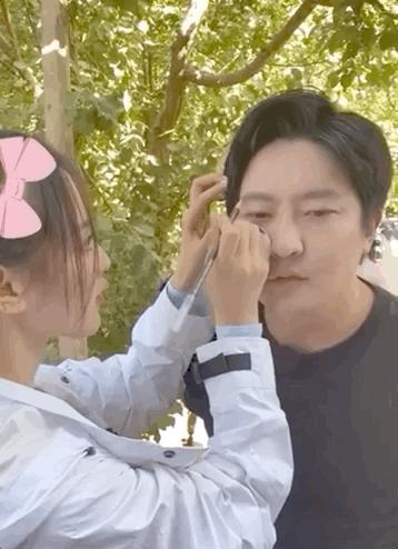 因为眉毛没画好想哭的，应该不只杨超越吧？