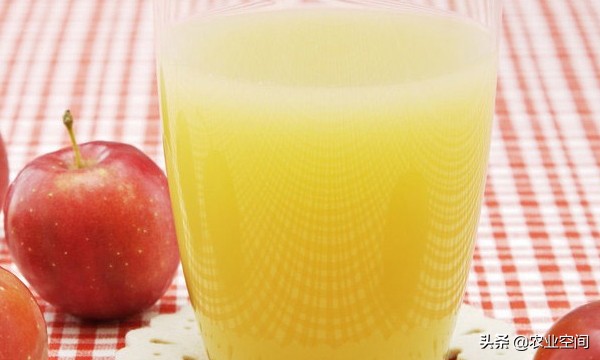 在苹果汁中不加香料，而加上葡萄汁，就能做出透明苹果葡萄汁饮料