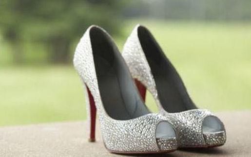 新鞋子磨脚跟如何处理,鞋子后面磨脚怎么办我有小妙招