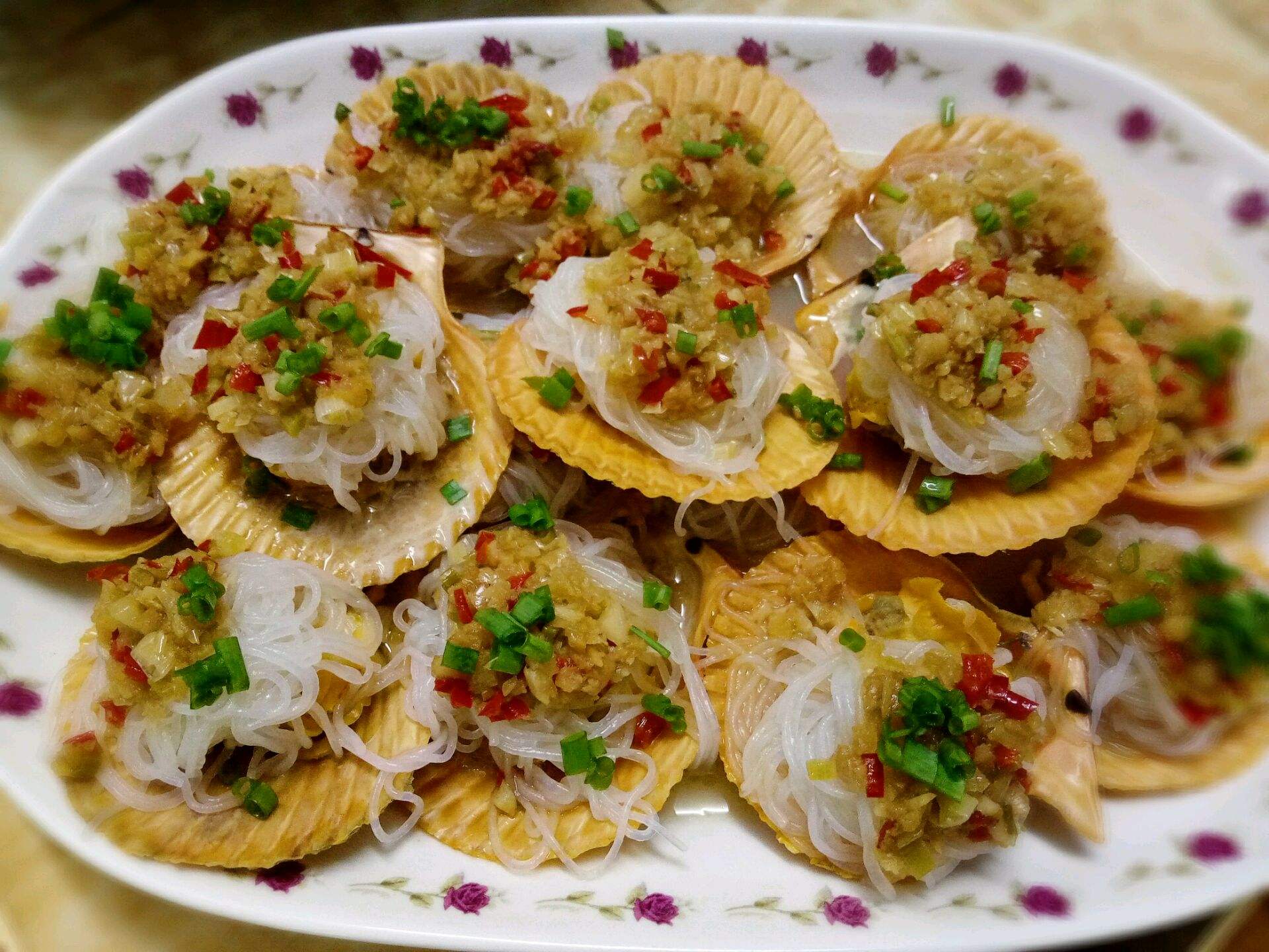 蒜蓉粉丝蒸扇贝做法扇贝怎么处理,已经蒸熟的扇贝能不能做蒜蓉扇贝