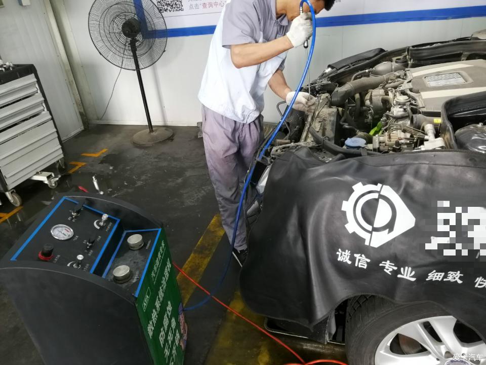 20年奔驰e300l发动机油底壳拆卸,奔驰老款e300机油格底座更换