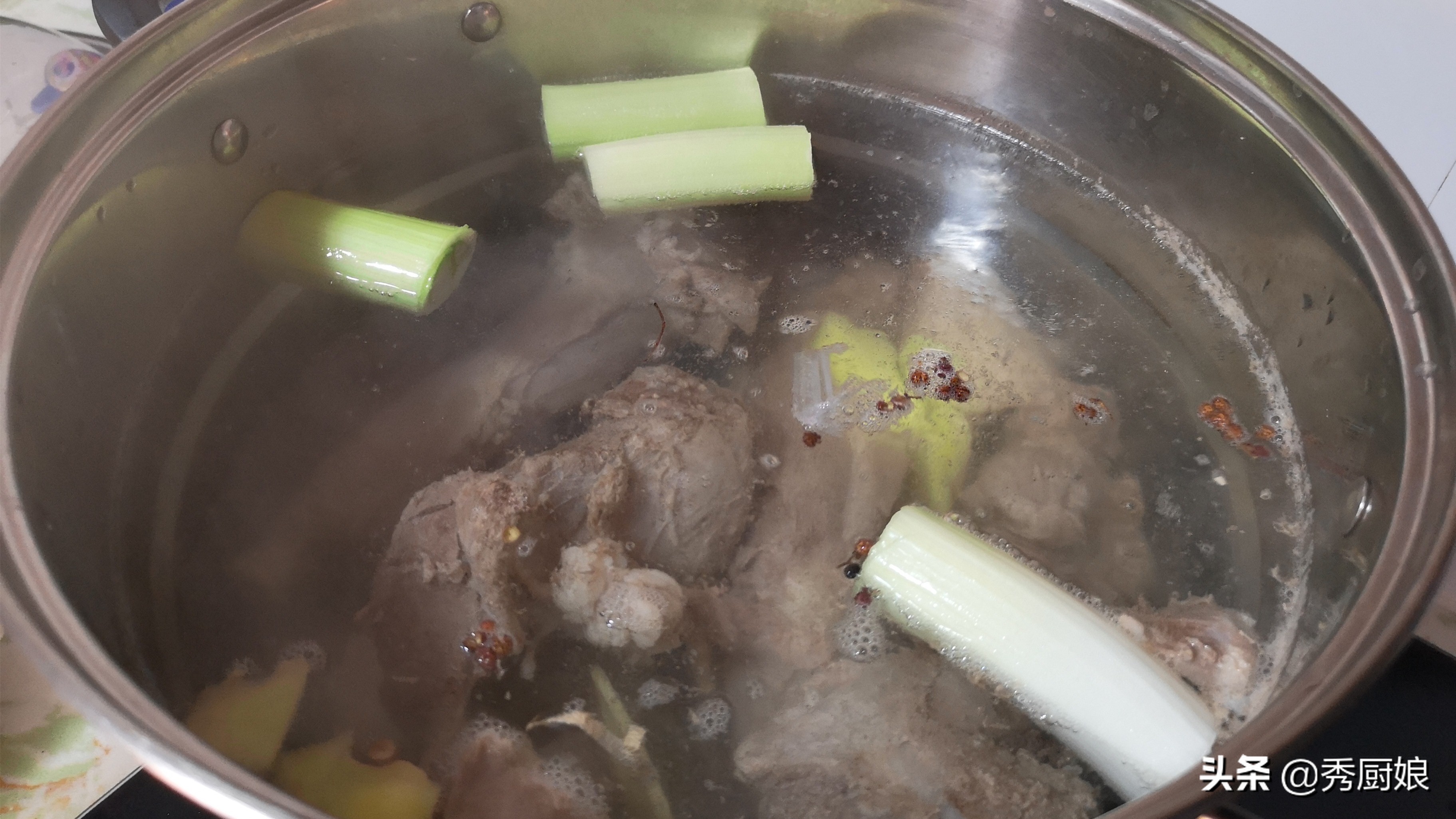 炖羊肉汤是不是先焯水啊,炖羊肉汤前要炒一下吗