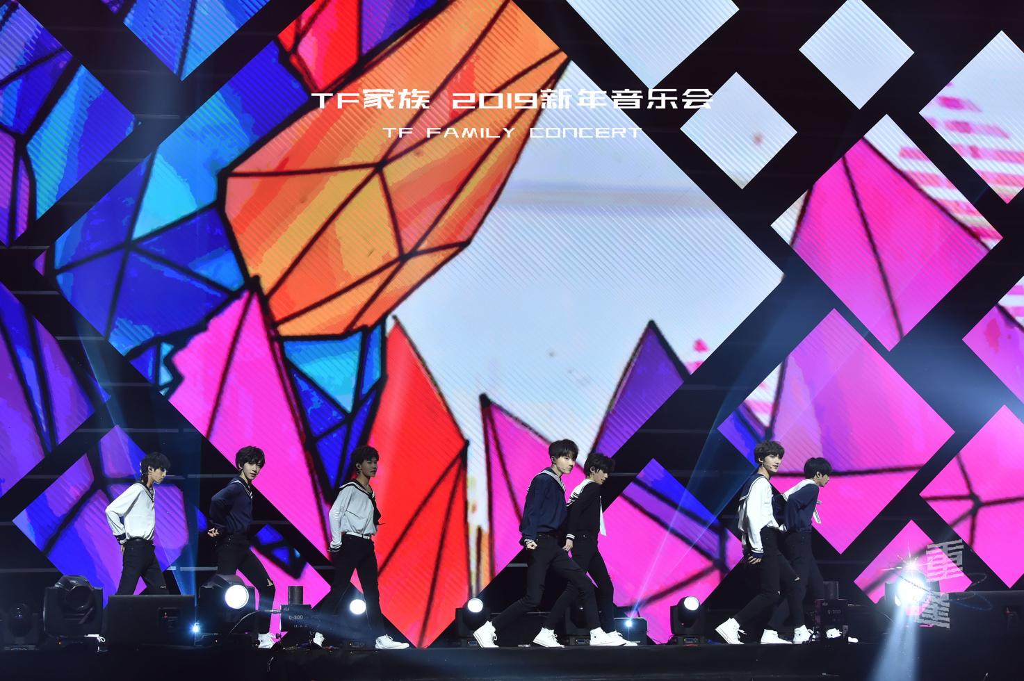 时代峰峻新年音乐会重逢姚景元,时代峰峻三代和二代重逢音乐会